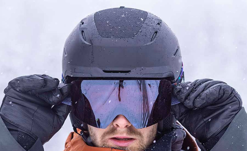 눈오는날 스키장에서 스키어가 지로 토르헬멧과 지로 컨투어 고글을 착용하고 있습니다